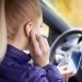 Có nên đeo tai nghe nhạc khi lái xe không?