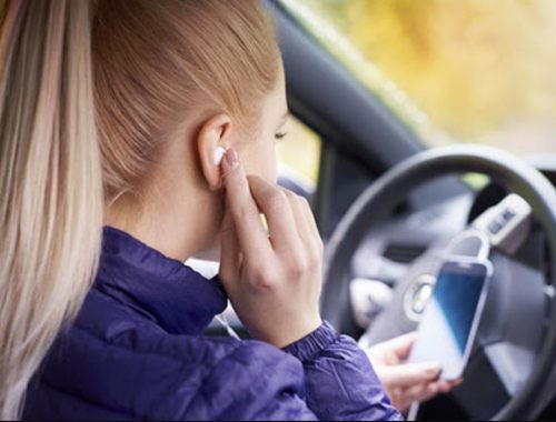 Có nên đeo tai nghe nhạc khi lái xe không?