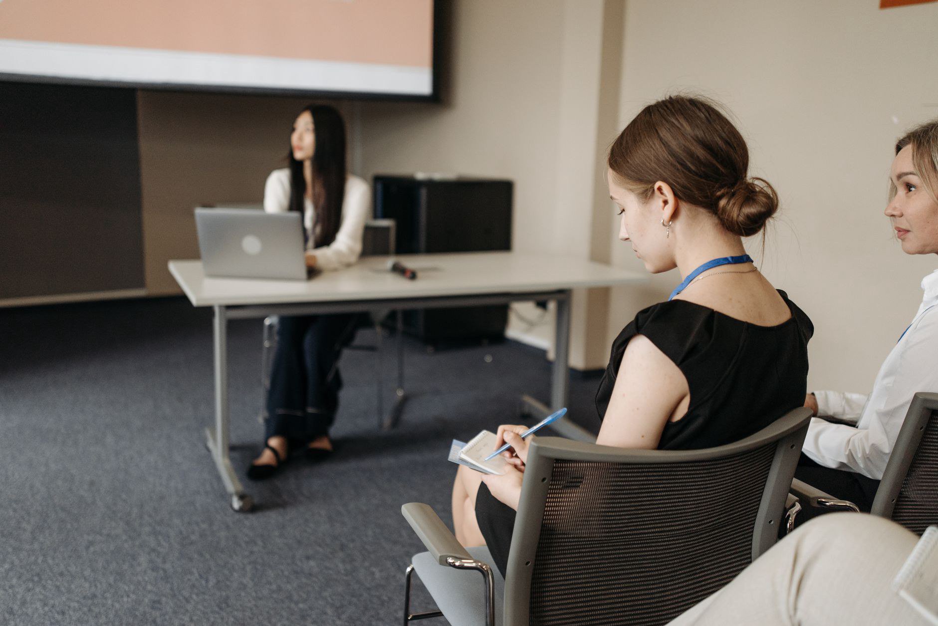 Chọn kích thước và pixel pitch theo chiều sâu hội trường Chọn kích thước và pixel pitch theo chiều sâu hội trường